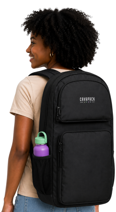 Mulher negra com a mochila Cavapack nas costas.